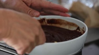 Tereyağı ve çikolata, ocağın üstünde buhar banyosunun üzerinde eritilir..