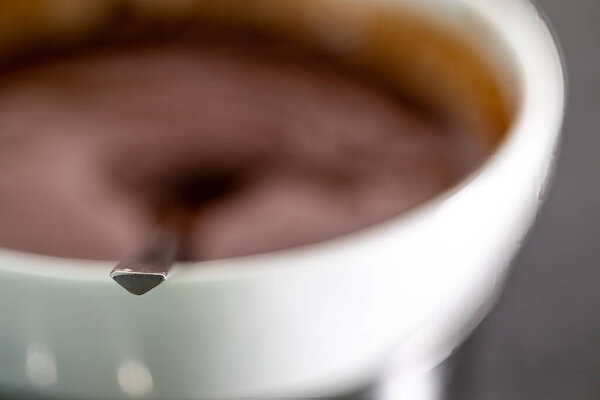 Масло и шоколад расплавляются в миске над паровой баней на плите.