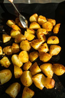 Fırından fırına verilmiş fırında patates ve kaşık..