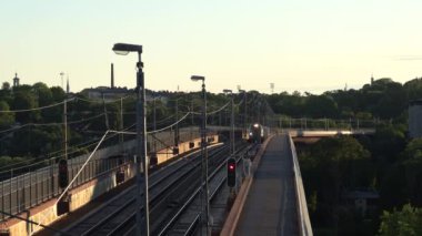 Stockholm, İsveç Şafakta Arsta Köprüsü 'nden bir banliyö treni geçiyor.. 