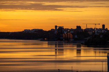 Stockholm, İsveç Baltık Denizi ve Kvarnholmen Bölgesi üzerinde gün doğumu.