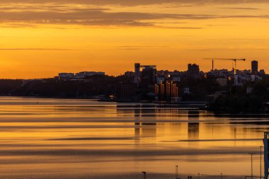 Stockholm, İsveç Baltık Denizi ve Kvarnholmen Bölgesi üzerinde gün doğumu.