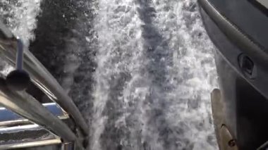 Stockholm, İsveç Gölde hızla ilerleyen güçlü bir motora yakın çekim.  