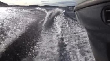 Stockholm, İsveç Gölde hızla ilerleyen güçlü bir motora yakın çekim.  