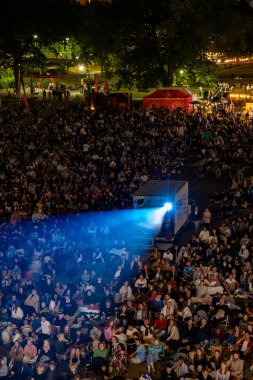 Stockholm, İsveç 15 Ağustos 2024 Yazın Ralis Park 'taki bir açık hava gösterimine kalabalık bir kalabalık katıldı..