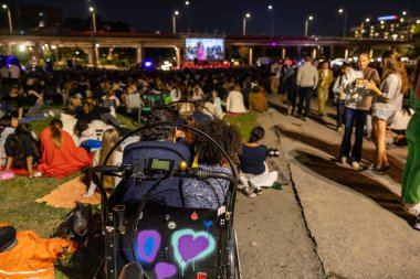 Stockholm, İsveç 15 Ağustos 2024 Yazın Ralis Park 'taki bir açık hava gösterimine kalabalık bir kalabalık katıldı..