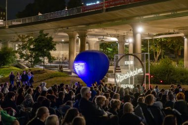 Stockholm, İsveç 15 Ağustos 2024 Yazın Ralis Park 'taki bir açık hava gösterimine kalabalık bir kalabalık katıldı..