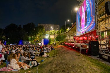 Stockholm, İsveç 15 Ağustos 2024 Yazın Ralis Park 'taki bir açık hava gösterimine kalabalık bir kalabalık katıldı..