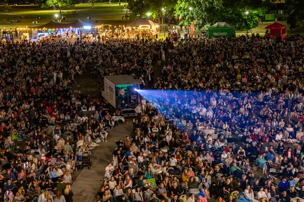 Stockholm, İsveç 15 Ağustos 2024 Yazın Ralis Park 'taki bir açık hava gösterimine kalabalık bir kalabalık katıldı..