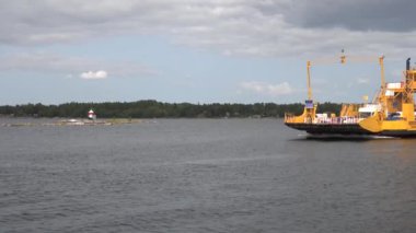 Oregrund, İsveç. Oregrund ile Graso Adası arasında sarı bir feribot var..  
