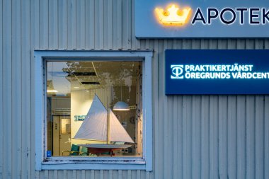 Oregrund, İsveç 19 Ağustos 2024 Bir sağlık merkezi ön cephesi ve penceresi, Praktikertjanst, İsveççe ve Apotek veya eczane işareti.
