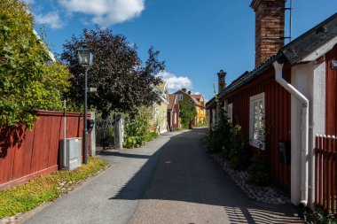 Osthammar, İsveç 19 Ağustos 2024 Şehir merkezinde şirin ve küçük ahşap evler.