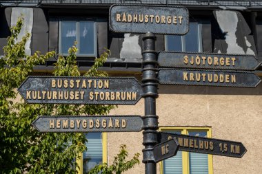 Osthammar, İsveç 19 Ağustos 2024 Yerel gösteriler için İsveççe işaretler.