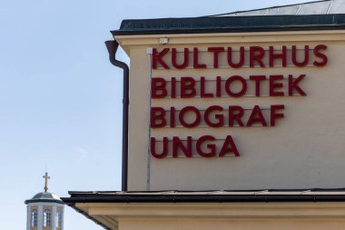 Kulturhuset Storbrunn kültür merkezi, Kültür Merkezi, kütüphane, filmler ve gençlik üzerine İsveççe yeşil bir işaret, Osthammar, 19 Ağustos 2024.