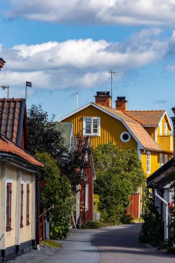 Osthammar, İsveç 19 Ağustos 2024 Şehir merkezinde şirin ve küçük ahşap evler.