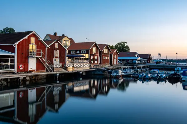 Oregrund, İsveç 19 AUg 2024 Gündoğumunda Oregrund Limanı 'nın sabah manzarası..