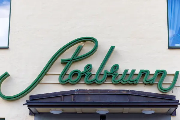 stock image Osthammar, Sweden Aug 19, 2024 A retro green sign in Swedish for the Storbrunn cultural center, Kulturhuset Storbrunn.