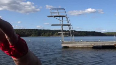 Stockholm, İsveç 'te kırmızı şortlu bir adam Gustavsberg banliyösündeki Baltık Denizi' ne atladı.. 