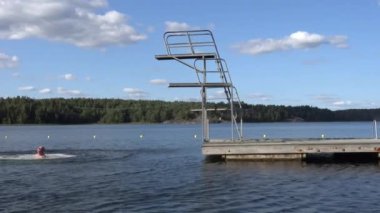 Stockholm, İsveç 'te kırmızı şortlu bir adam Gustavsberg banliyösündeki Baltık Denizi' ne atladı.. 