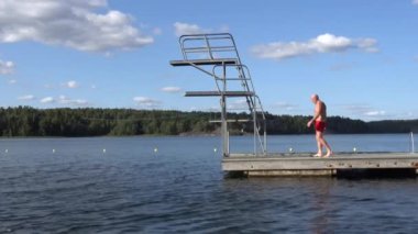 Stockholm, İsveç 'te kırmızı şortlu bir adam Gustavsberg banliyösündeki Baltık Denizi' ne atladı.. 