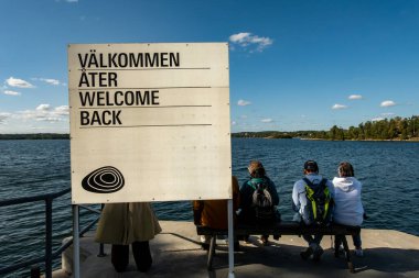 Stockholm, İsveç 22 Ağustos 2024 bir tekne iskelesindeki Artipelag Sanat Müzesi 'nde bir tabela diyor ki:.