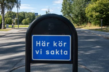 Stockholm, İsveç 24 AUG 2024 İsveç 'te bir yerleşim yerindeki trafik levhası diyor ki:.