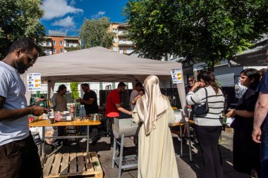 Stockholm, İsveç 24 Ağustos 2024 Yerel halk, Rinkeby banliyösünde yemek kamyonları ve canlı müzik eşliğinde yaz festivalinin tadını çıkarıyor..