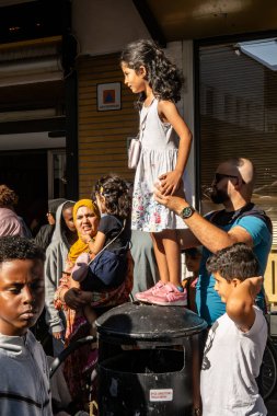 Stockholm, İsveç 24 Ağustos 2024 Bir baba Rinkeby banliyösünde canlı müzik dinlemek için kızını açık hava Rinkeby festivalinde tutuyor..