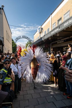 Stockholm, İsveç 24 Ağustos 2024 Brezilya 'lı kadın dansçılar Rinkeby Torg' da Rinkeby banliyösündeki yaz Rinkeby festivalinde canlı müzik performansı sergilediler..