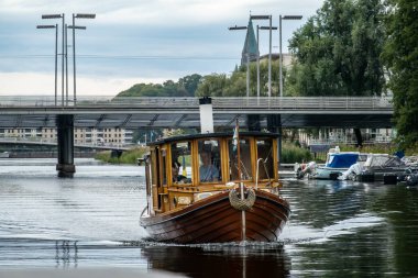 Stockholm, İsveç 25 Ağustos 2024 Şehir merkezindeki Sickla Kanalı 'nda buharla çalışan klasik ahşap motorlu tekneler..