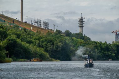 Stockholm, İsveç 25 Ağustos 2024 şehir merkezindeki Sickla Kanalı 'nda ve Hammarbybacken Tepesi' nde buharla çalışan klasik bir tekne..