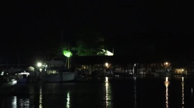 Solomons Adası, Maryland, ABD Sabah erken saatlerde küçük bir balıkçı teknesi limandan ayrılıyor. 