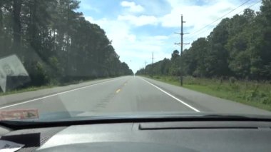 Crisfield, Maryland, ABD Yazın Crisfield Otoyolu 'nda bir araba sürüyor. 