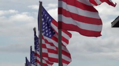 Crisfield, Maryland ABD bayrakları Chesapeake Körfezi kıyısındaki ahşap şehir rıhtımında dalgalanıyor. 