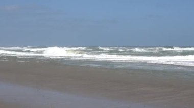 Chincoteague, Virginia, ABD Atlantik Okyanusu 'ndan gelen dalgalar Assateague Sahili' ne çarpıyor..