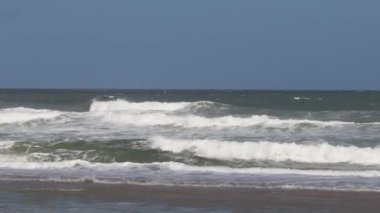 Chincoteague, Virginia, ABD Atlantik Okyanusu 'ndan gelen dalgalar Assateague Sahili' ne çarpıyor..