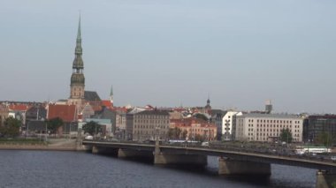Riga, Letonya Eski şehrin, köprülerin ve Daugava Nehri 'nin ufuk çizgisi manzarası.
