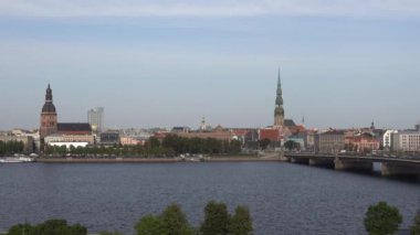 Riga, Letonya Eski şehrin, köprülerin ve Daugava Nehri 'nin ufuk çizgisi manzarası.