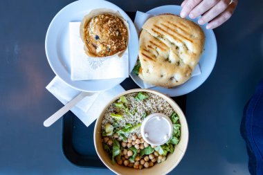 Frankfurt, Almanya 'da bir havalimanı aperatifi. Kutuda salata ve ızgara sandviçten oluşan tatlı bir çörek..