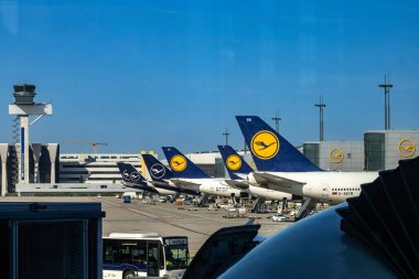 Frankfurt, Almanya 26 Ağustos 2024 Frankfurt havaalanının kalkış kapılarında Lufthansa uçakları iniş yaptı..