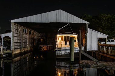 Solomonlar, Maryland ABD 26 Ağustos 2024 Gece yat limanının tekneli görüntüsü.