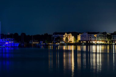 Solomonlar, Maryland ABD 26 Ağustos 2024 Gece yat limanının tekneli görüntüsü.