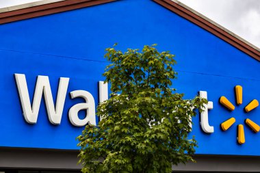Prens Frederick, Maryland, ABD 28 Ağustos 2024 Walmart mağaza zincirinin ön cephesi ve imzası.