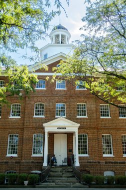 Annapolis, Maryland, 2 Eylül 2024 St. John Koleji 'nin kampüsünde oturan ve okuyan bir öğrenci..