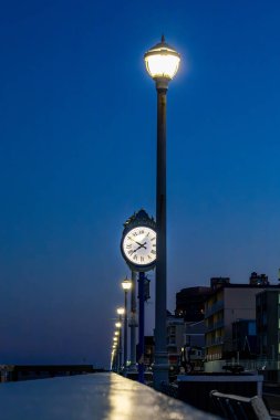 Ocean City, Maryland ABD 2 Eylül 2024 Geceleri açık gökyüzü ile sahil yürüyüşü.
