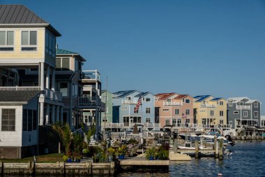 Selbyville, Delaware, ABD 3 Eylül 2024 Ocean Beach Maryland yakınlarındaki özel konutlarda Assawoman Körfezi 'ne giden kanallarda.