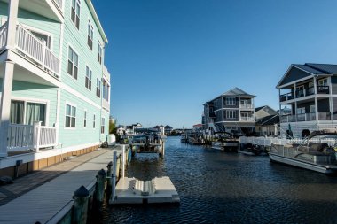Selbyville, Delaware, ABD 3 Eylül 2024 Ocean Beach Maryland yakınlarındaki özel konutlarda Assawoman Körfezi 'ne giden kanallarda.
