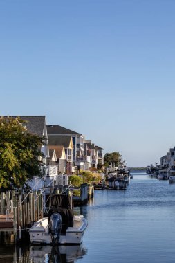 Selbyville, Delaware, ABD 3 Eylül 2024 Ocean Beach Maryland yakınlarındaki özel konutlarda Assawoman Körfezi 'ne giden kanallarda.