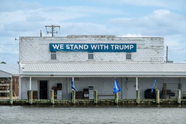 Crisfield, Maryland, ABD 4 Eylül 2024 Uyarı levhası ile bir balıkçı limanı Trump 'ın yanında duruyoruz.