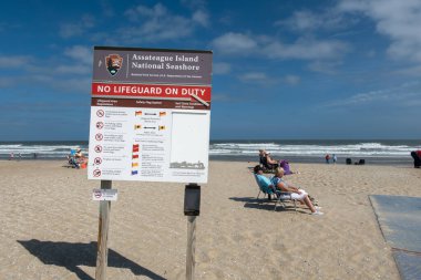 Assateague Sahili, Virginia, ABD 5 Eylül 2024. Rüzgarlı Atlantik Okyanusu Assateague Adası Ulusal Sahili 'nde yaz aylarında insanlar ve bir bilgi paneli.